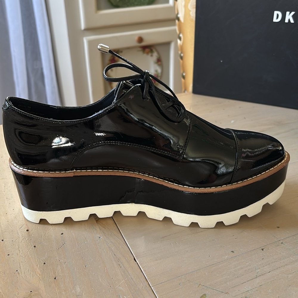 DKNY Women's Black/White Platform Oxfords - Picture 5 of 13